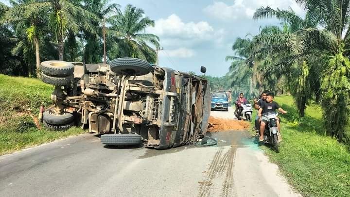Kelebihan Muatan, Truk Tanah Timbun Terbalik dan Nyaris Nimpa Pengendara