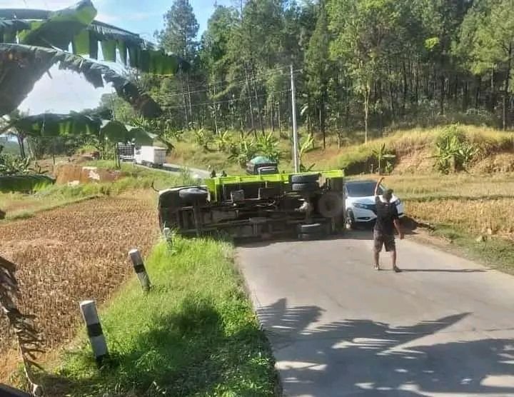 Truk Terguling di Tanjakan Desa Purana, Diduga Over Tonase