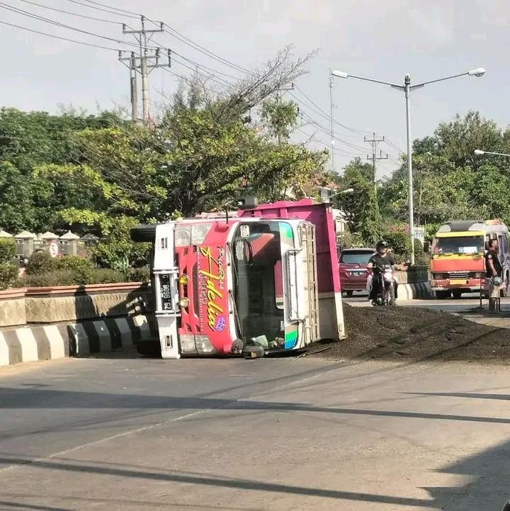 Dump Truk Pengangkut Pasir Terguling di Jalan Raya, Diduga Over Tonase