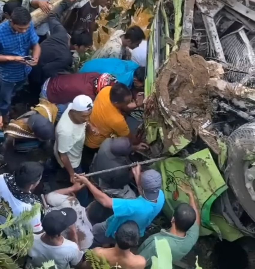 Truk CPO Terjun ke Jurang, Diduga Rem Blong