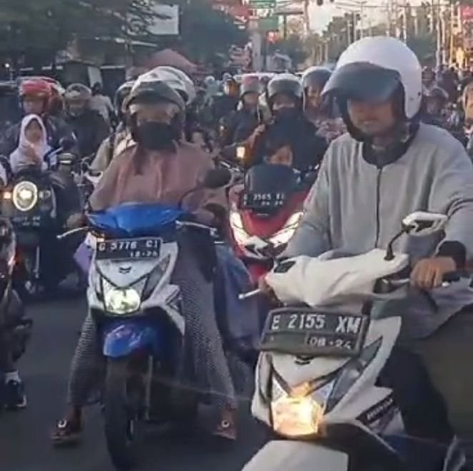 Pedagang dan Parkir Buat Jalan Gatot Subroto Semrawut