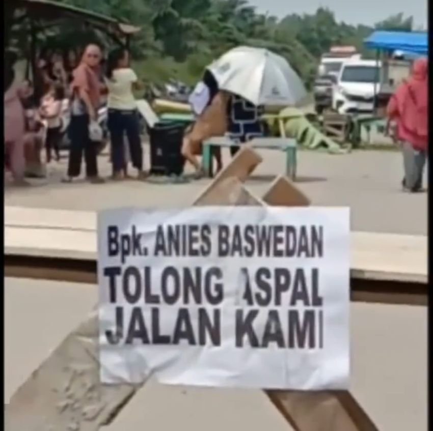 Jalan Rusak, Emak-emak di Deli Serdang Minta Tolong ke Anies Baswedan