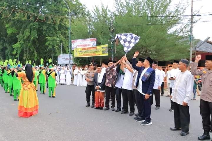 Kompol Drs. Hermansyah Lepas Pawai Ta'aruf Tahun Baru Islam 1445 Hijriah di Labuhanbatu