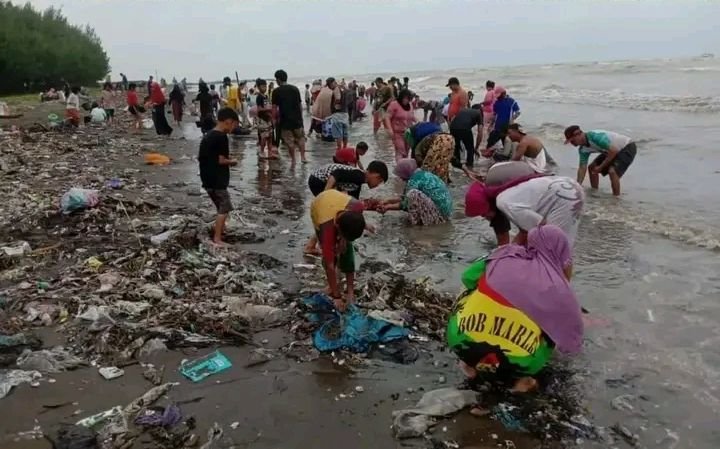 Warga Pemalang Berebut Kerang di Pinggir Pantai