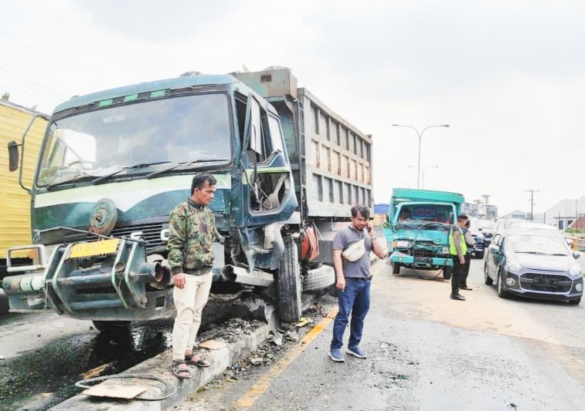 Dua Truk Adu Kuat di Fly Over Amplas, Satu Sopir Alami Luka