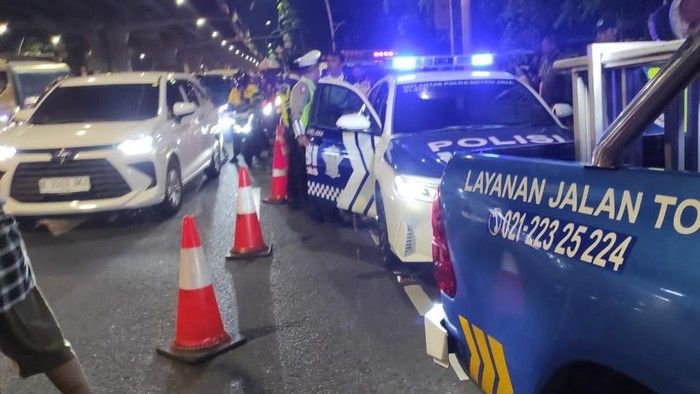 Wanita Diamankan Dari Jalan Tol, Mobil Polisi Malah Dibajak