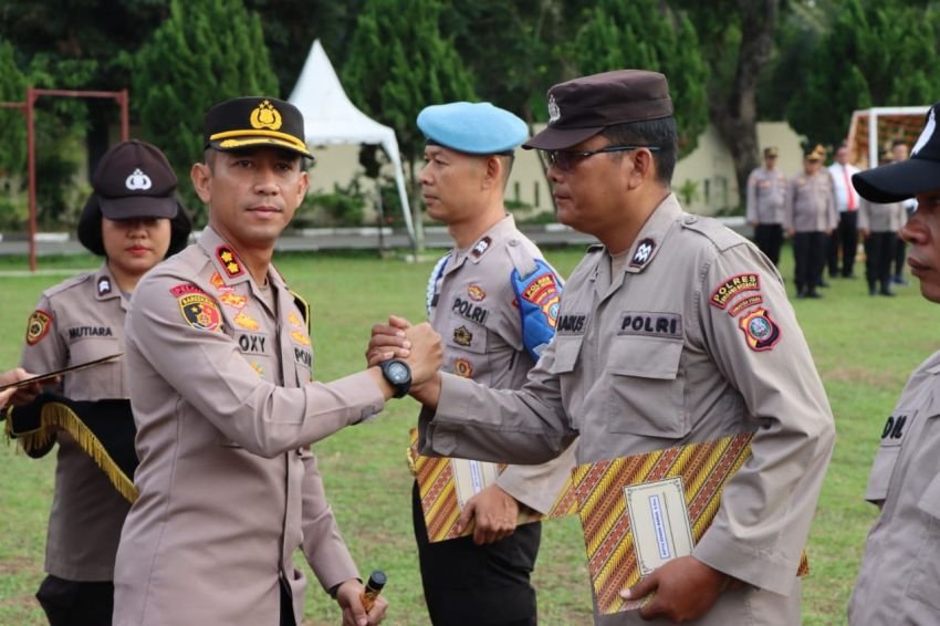 Kapolres Sergai AKBP Berikan Penghargaan Personel Berprestasi