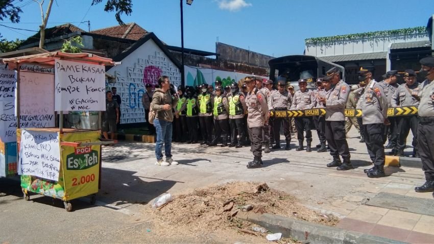 PKL Geruduk Outlet Mie Cepat Saji di Pamekasan
