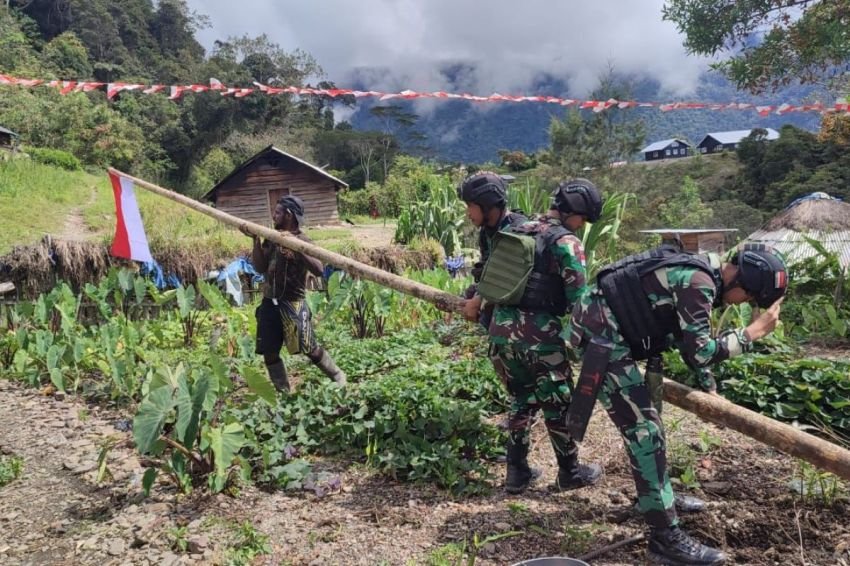 Satgas Yonif -Warga Puncak Jaya Kibarkan Bendera Merah Putih