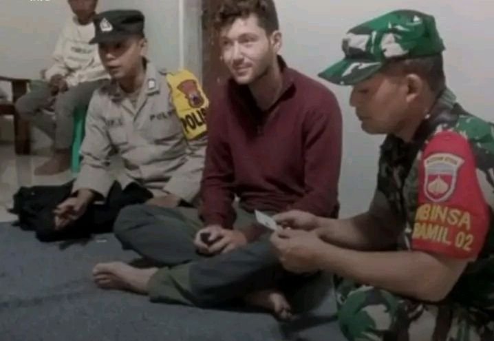 Bule Nyasar ke Perkampungan Penduduk Gegera Tak Paham Rute Perjalanan