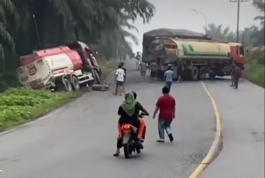 Tak Kuat Nanjak, Truk Tangki "Nyungsep" di Labusel