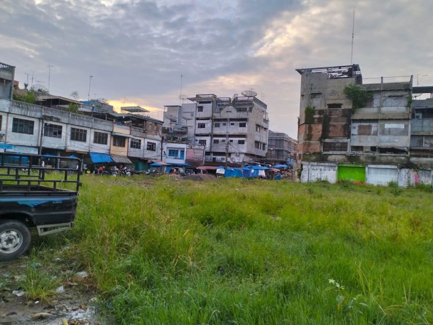 Melihat Kondisi Pasar Tavip Binjai, Tak Kunjung Dibangun Hingga Ditumbuhi Rumput Liar