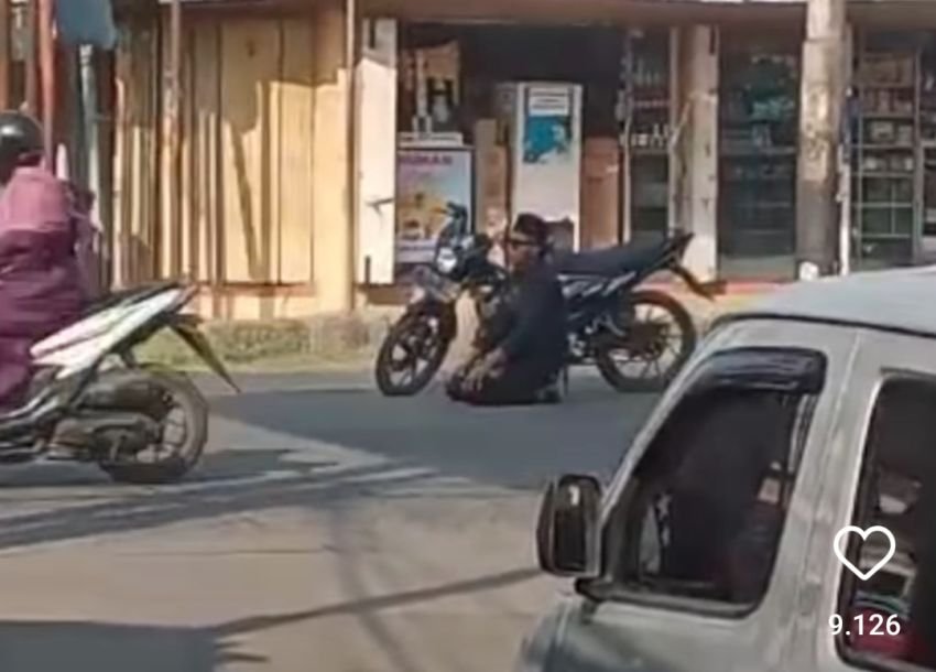 Video Viral, Seorang Pengendara Motor Sholat di Tengah Jalan