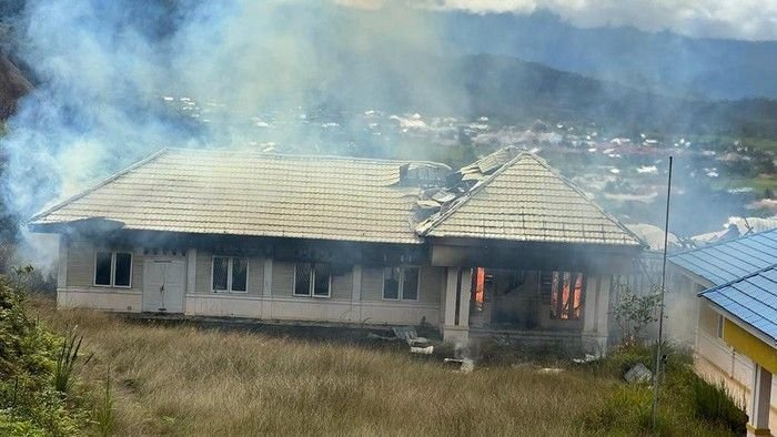 Kantor Kesbangpol dan Dinas Koperasi Dogiyai Kebakaran