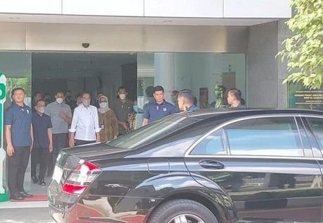 Jokowi Jenguk Cak Nun di RSUP Dr Sardjito
