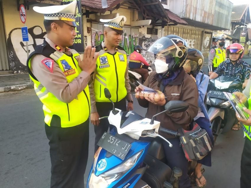 Tertib Lalulintas dan Lengkapi Surat Kendaraan, Polisi di Sini Berikan Hadiah Paket Telur Ayam