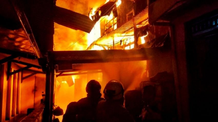 Pabrik Plastik PT Gunung Agung Sentosa di Gresik Terbakar