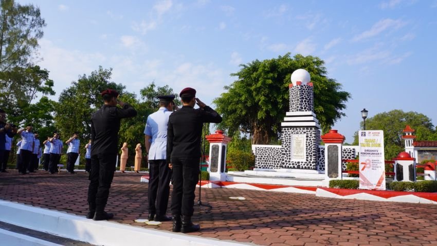 Rutan Pemalang Upacara Tabur Bunga di Makam Pahlawan