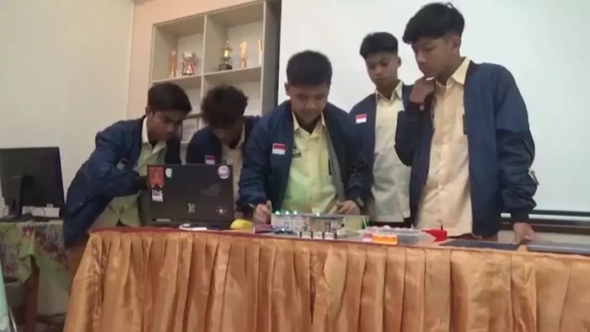 Inovasi Sensor Lansia Karya Siswa Surabaya Sabet Juara Dunia di Jepang