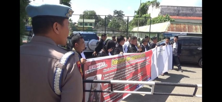 Puluhan Pengacara Gelar Unjuk Rasa Di Mapolres Padang Sidimpuan
