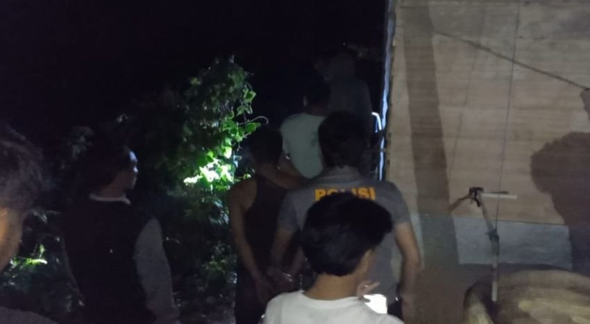 Puluhan Warga dan Polisi Gerebek Rumah Diduga Sarang Narkoba