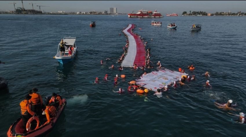 Wow… Mantan Marinir AS Ikut Arak Bendera Merah Putih Raksasa di Laut Makassar