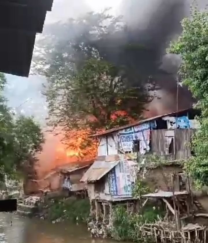 Kebakaran Hebat di Bantaran Sungai Deli, 11 Unit Damkar Diterjunkan