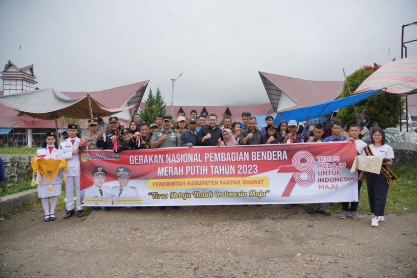 Geraka Nasional Pembagian Sejuta Bendera Merah Putih, Bupati Pakpak Bharat Bagikan Bendera Disejumlah Lokasi