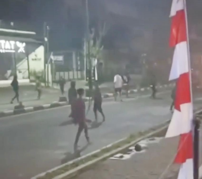 Viral! Dua Kubu Massa Tawuran di Padang Bulan