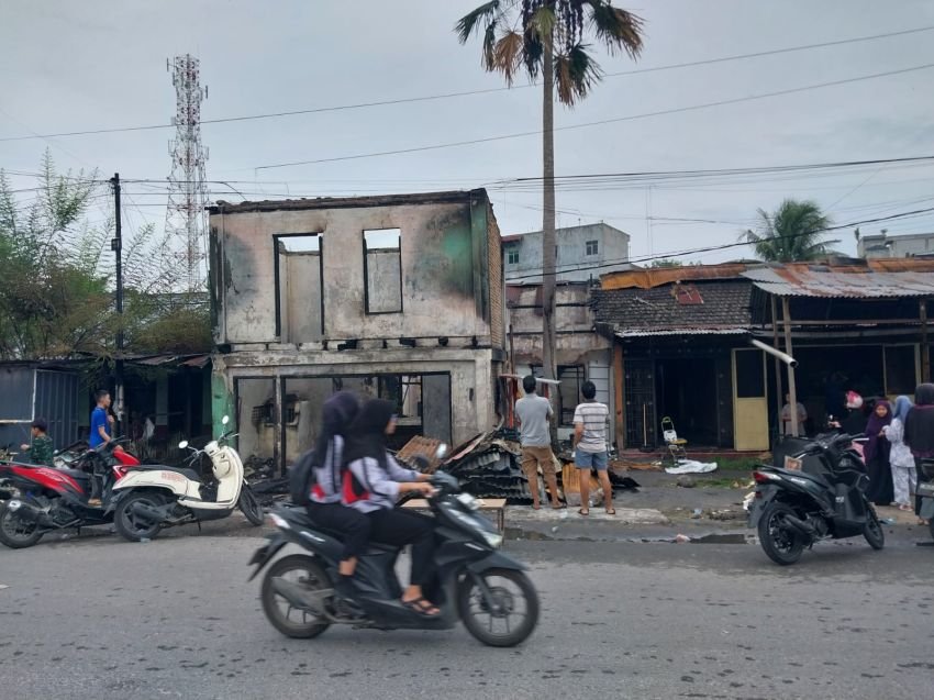 OTK Terekam CCTV Diduga Bakar Rumah Toko Warga