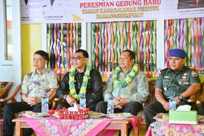 Dengan Pengguntingan Pita, Gedung Baru TK Pertiwi Padangsidimpuan Diresmikan 