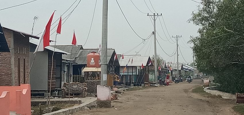 Semarakkan HUT RI Ke - 78, Kades Bagan Kuala Cat Taman Desa dan Pasang Bendera