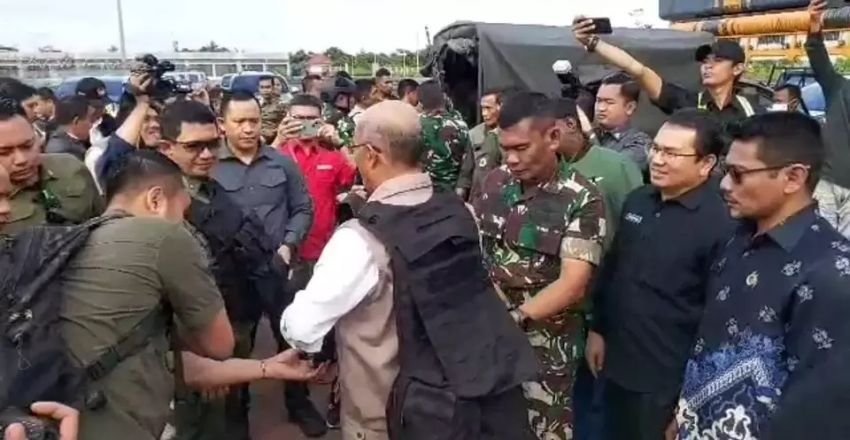 Menko PMK dan Kepala BNPB Gunakan Rompi Antipeluru saat Kunjungi Lokasi Bencana Kelaparan di Puncak Papua