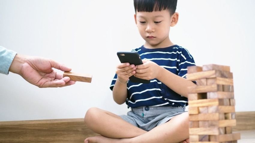 Cina Batasi Penggunaan HP Anak Usia Dibawah 18 Tahun