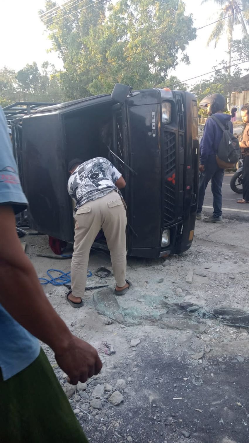 Mobil Pick Up Rombongan Drumband Terguling di Jalan Raya Waru Tampojung