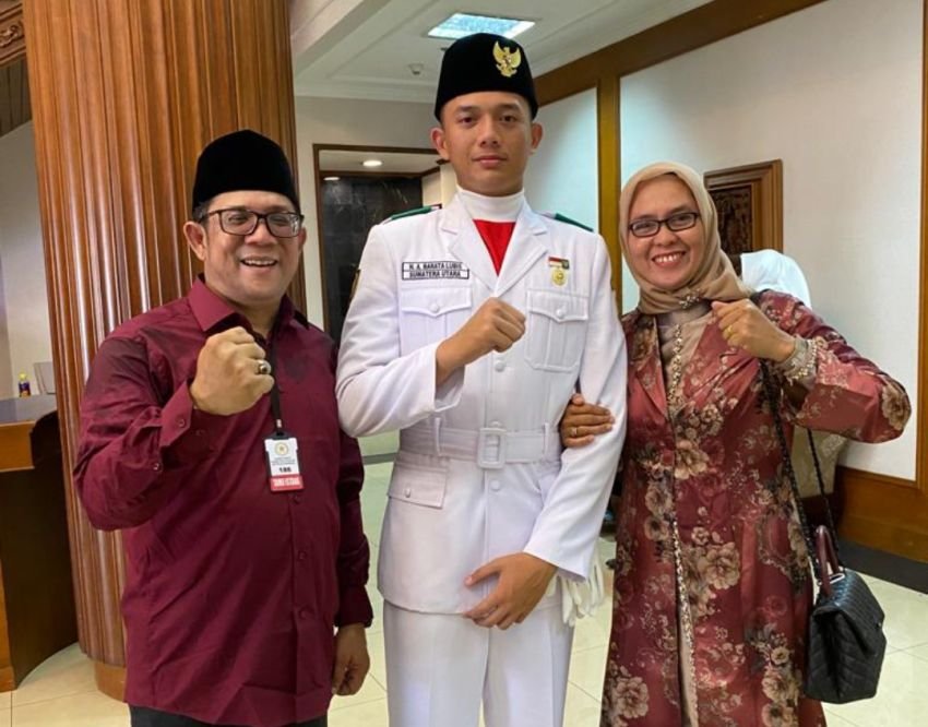 Anak Ketua SMSI Madina Sukses Kibarkan Merah Putih di Istana Negara