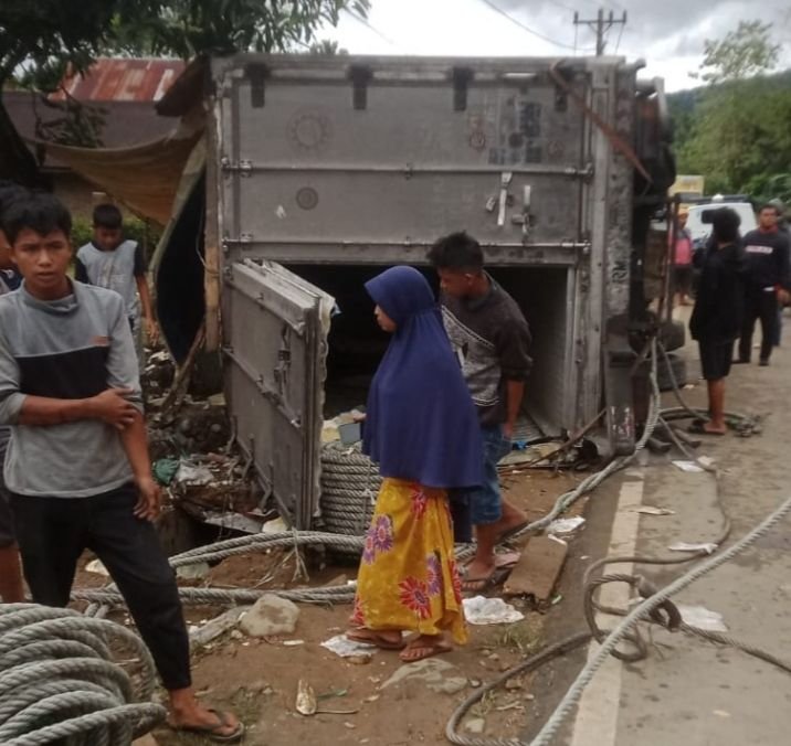 Truk Tabrak Warung, Satu Korban Dilaporkan Meninggal