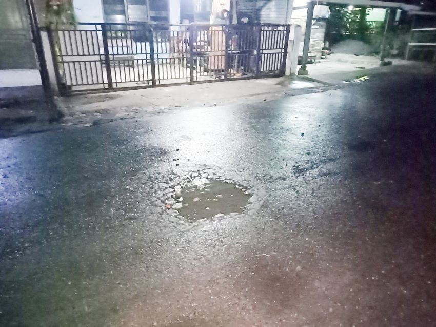 Diduga Asal Jadi, Aspal Jalan Menteng 2 Rusak Lagi