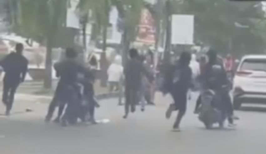 Viral Video Remaja Tawuran Bawa Sajam, Diduga Terjadi di SM Raja