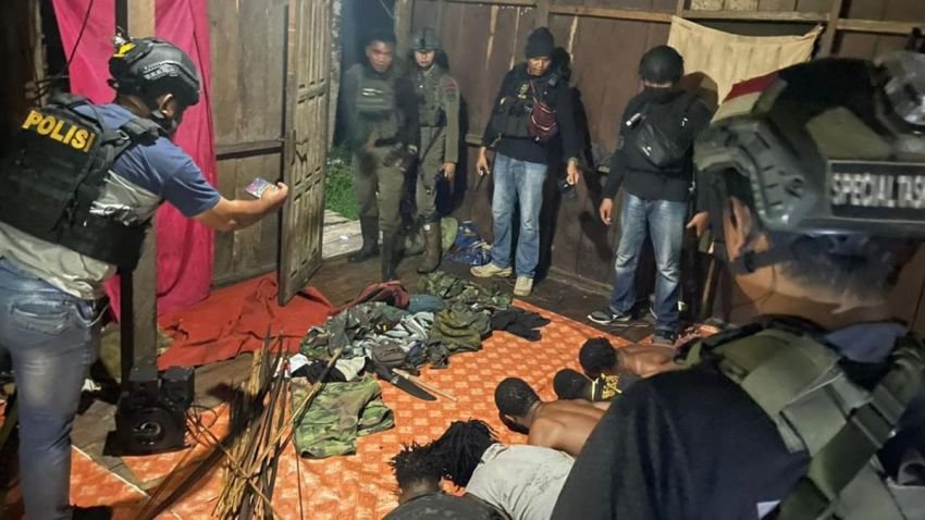 Polisi-KKB Baku Tembak, 2 Tewas dan 1 Terluka