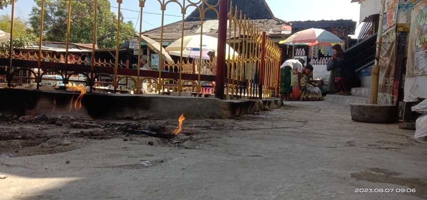 Mengenal Wisata Api Abadi di Pamekasan