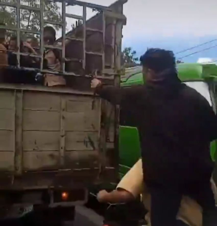 Pelajar Acungkan Celurit Dijalanan, Ancam - Maki Siswa Lain