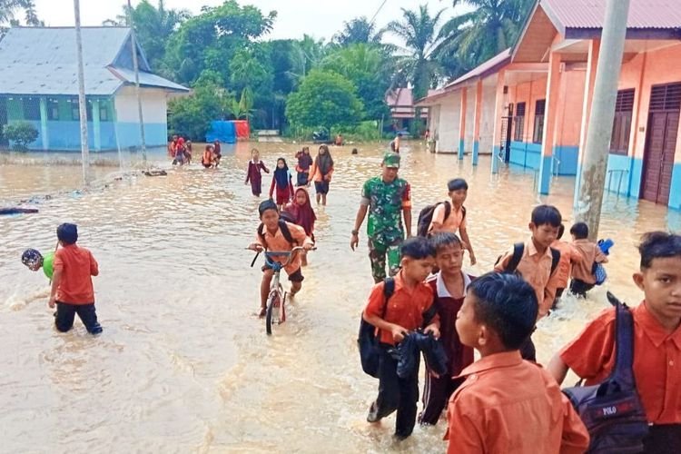 Sungai Rokan Meluap, Rendam Permukiman dan Sekolah