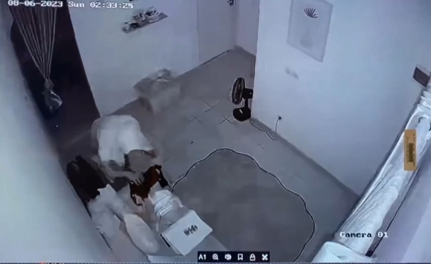 Maling Santroni Rumah Ketua KPU Enrekang, Aksi Terekam CCTV