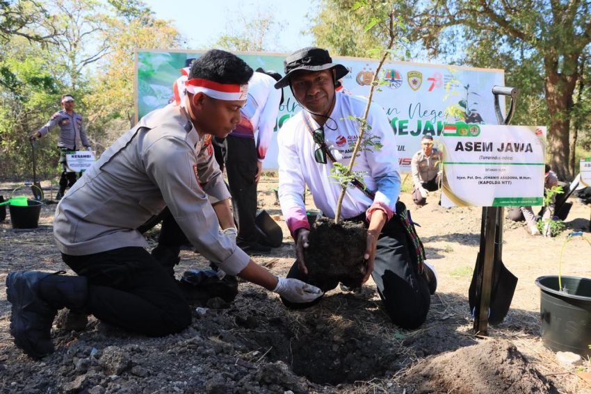 Polri Bersama Delegasi Tanam Pohon di Kawasan TN. Komodo