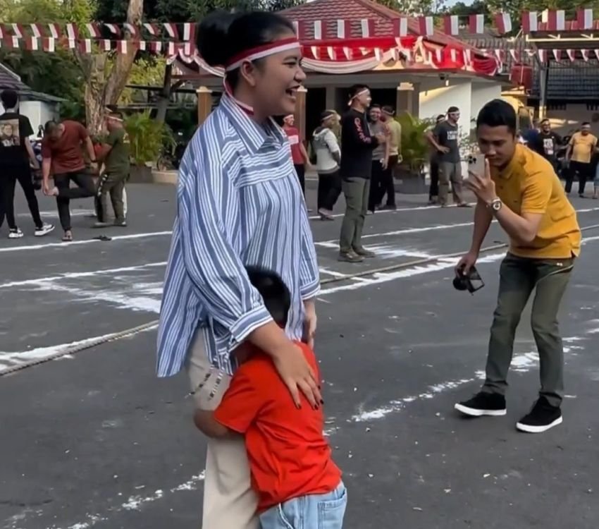 Putri Jokowi, Kahiyang Ayu Jatuh saat Ikut Lomba Tarik Tambang di Rumah Dinas Bobby