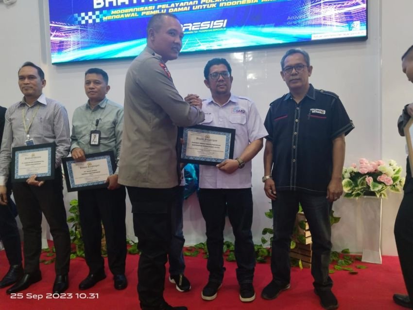 Aktif Publikasikan Kegiatan Polri, SMSI Madina Terima Penghargaan