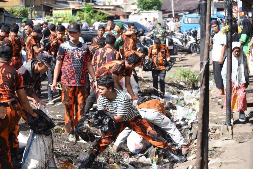 Jaga Kebersihan, Tim Gabungan Gelar Gotongroyong di Seputaran Jalan Thamrin Kota Padangsidimpuan