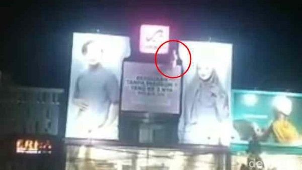 Hati-hati, Sosok Mirip Pocong Nongkrong di Atas Baliho di Garut