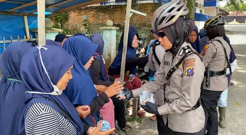 Tim Patroli Sepeda Polwan Presisi Polres Labuhanbatu Berbagi Kebaikan
